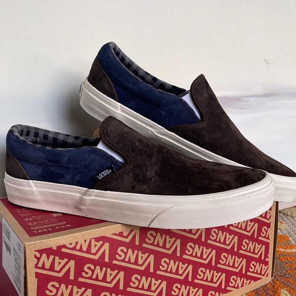 Vans Men’s Classic Slip-On
Pig Suede Plaid Brown/Navy
VN000BVZBF1
Sneakers - Picture 7 of 16